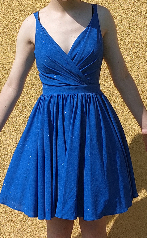 zila izlaiduma kleitas